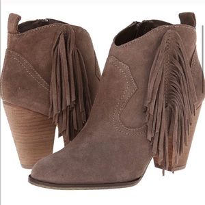 Steve Madden taupe poncho booties